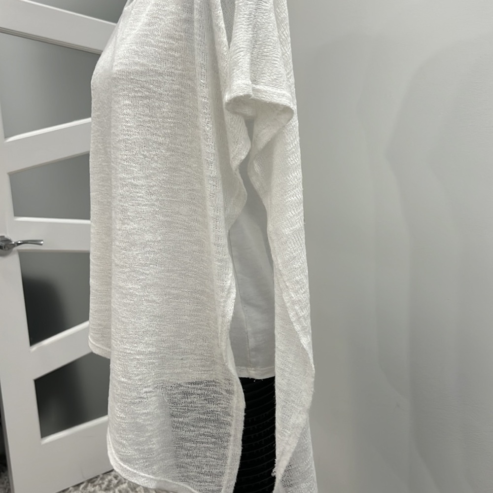 Asymmetrical white tank lined top